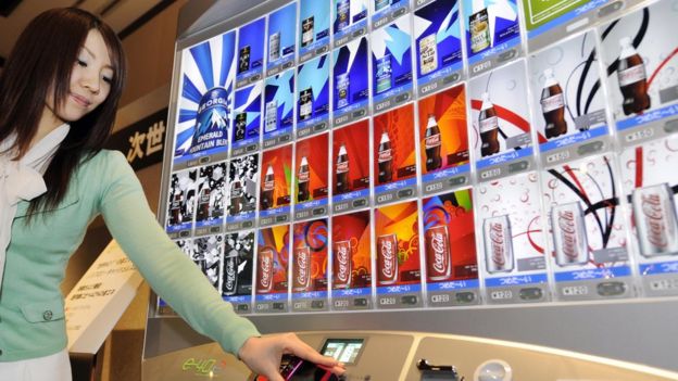 Model demonstrates Coca-Cola Japan Company's (CCJC) new 'e-40' vending machine in 2008
