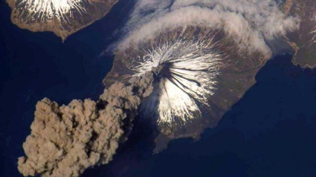 Una vista desde el espacio de un volcán en eurpción