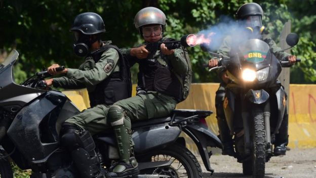 Efectivos de la Guardia Nacional Bolivariana disparan contra los manifestantes.