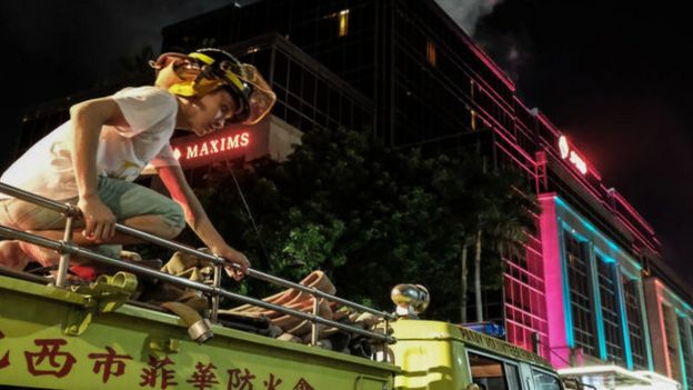 ஹோட்டலுக்கு வெளியே