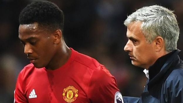 Anthony Martial kushoto na mkufunzi Jose Mourinho