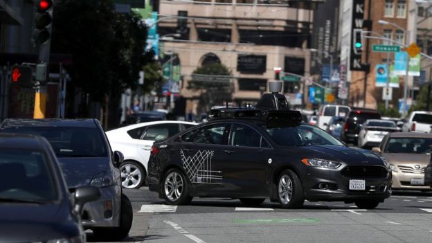 Auto de Uber sin conductor por las calles de San Francisco, Estados Unidos.