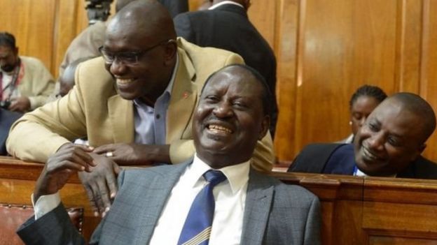 Raila Odinga akifurahia uamuzi wa mahakama uliofutilia mbali uchaguzi wa rais Uhuru Kenyatta