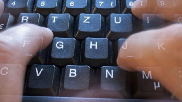 Una persona delante de un teclado