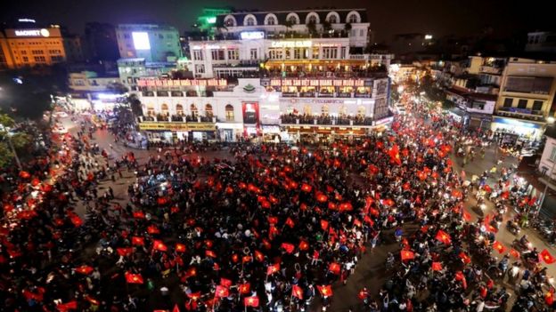 Chiến thắng của U23 Việt Nam làm người dân xuống đường ăn mừng