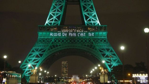 El acuerdo de París es anunciado en la Torre Eiffel