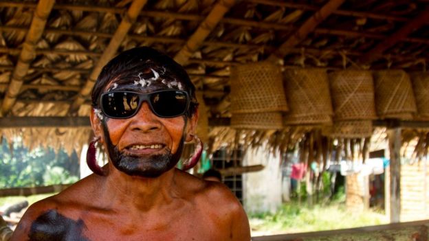 Ancião Yanomami com óculos escuros