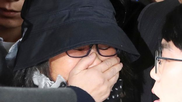 Choi Soon-sil llorando tras comparecer ante la fiscalía