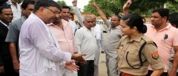 श्रेष्ठा ठाकुर के साथ बीजेपी नेता