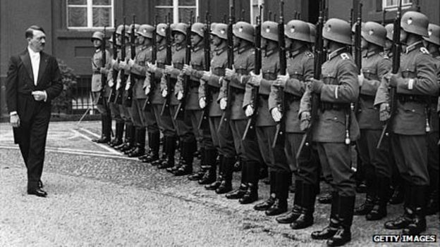 Hitler inspección de sus tropas