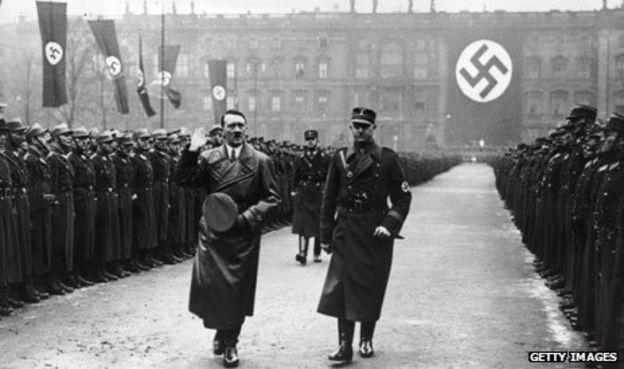 Hitler caminar por una guardia de honor