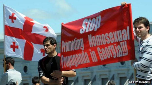 Двое мужчин в Грузии, держась за анти-гей-баннер