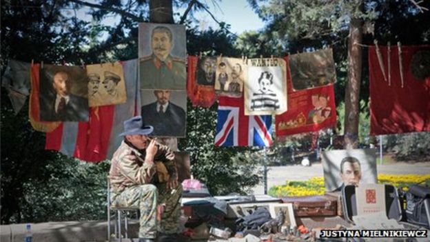 Блошиный рынок в Тбилиси продажи картины Иосифа Сталина