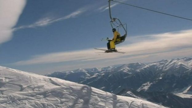 Лыжник на лыжный подъемник в горах Грузии Кавказа