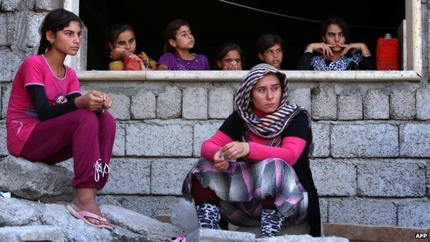 Yazidi women and children who have fled the fighting around Sinjar sit in Dahuk (5 August 2014)