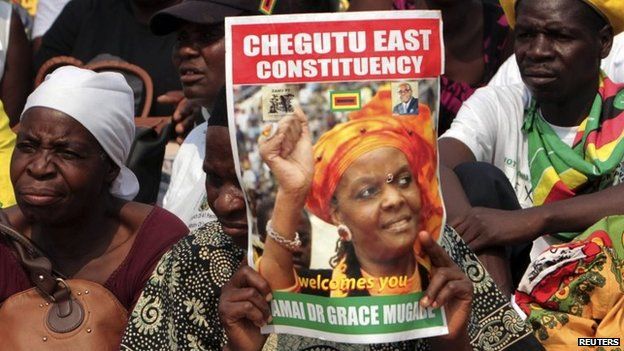 Un simpatizante muestra un cartel con la imagen de Grace Mugabe en Chinhoyi.