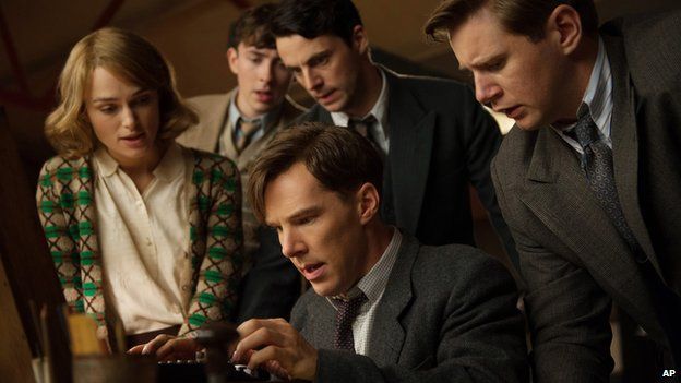 Benedict Cumberbatch con otros actores de la película 