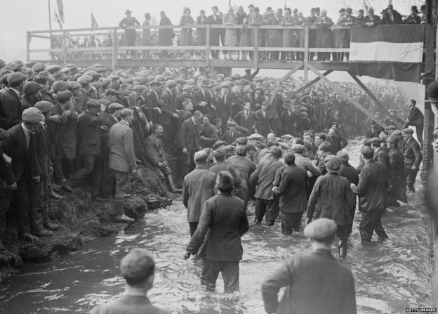 Febrero de 1928: son muchos los que juegan y otros tantos los que ven. Pese a las temperaturas del invierno británico los participantes entran en el río Henmore.