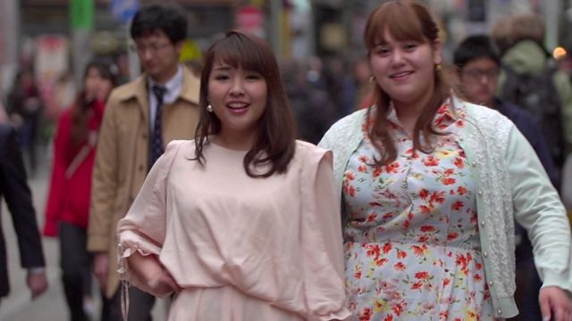 Japan: Plus sized fashion models fight trend to be skinny - BBC News