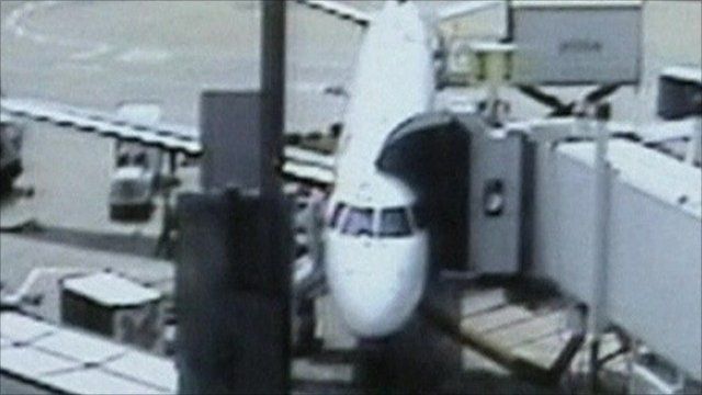 jetblue plane with emergency chute inflated