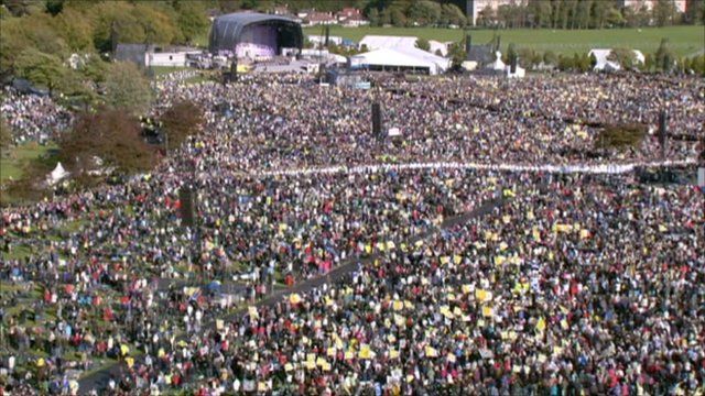 Crowds waiting to see the Pope