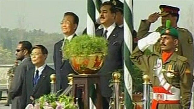 Chinese Premier Wen Jiabao (centre left) and Pakistani Prime Minister Yousuf Raza Gilani (centre right) and officials
