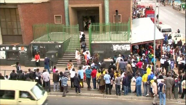 Zimbabweans queuing in South Africa