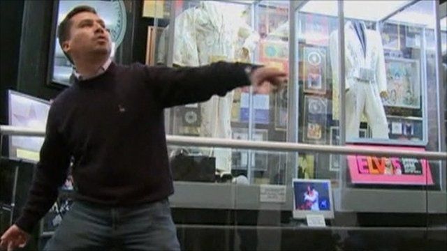 Pena breaks into song