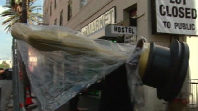 Oscar statue carried into Kodak theatre