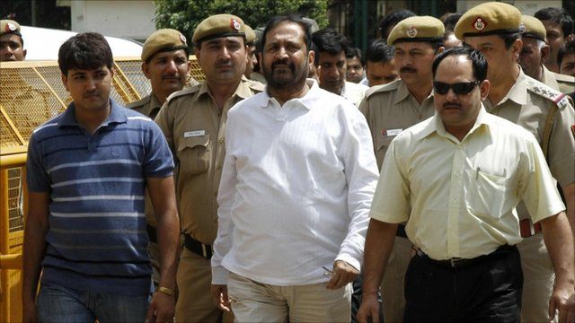Suresh Kalmadi (centre)