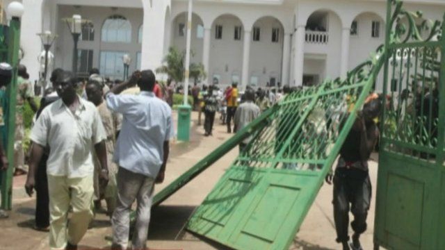 Protester's enter presidential palace
