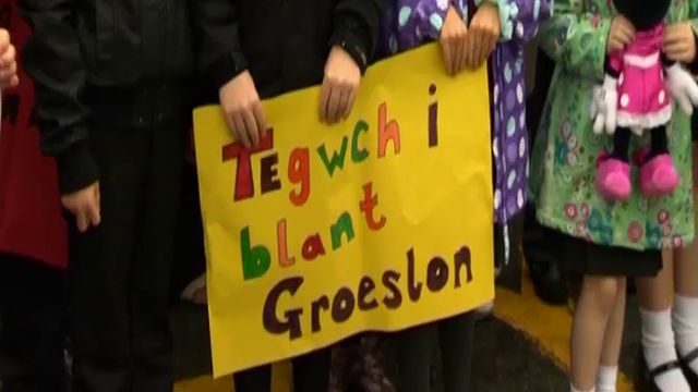 Un o blant Ysgol Groeslon yn dangos ei anfodlonrwydd