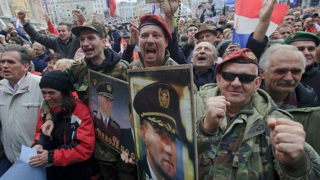 Crowds holding pictures of Ante Gotovina and Mladen Markac