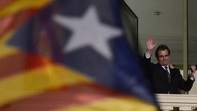 The leader of the Catalan Nationalist Coalition (CiU), Artur Mas waves to the crowd after his elections result in Barcelona