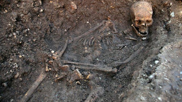 Sgerbwd Richard III wedi'i ddarganfod mewn maes parcio yng Nghaerlŷr
