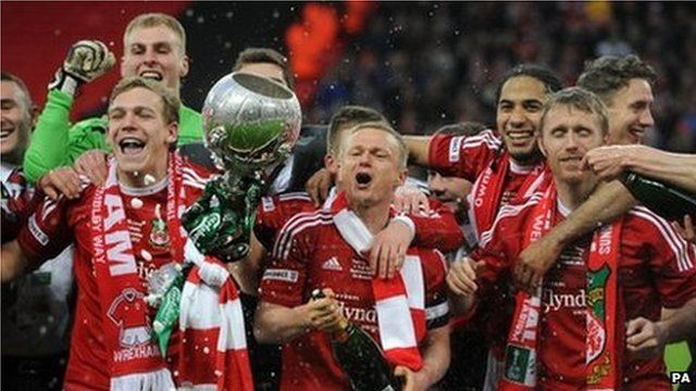 Pêldroedwyr Wrecsam yn dathlu