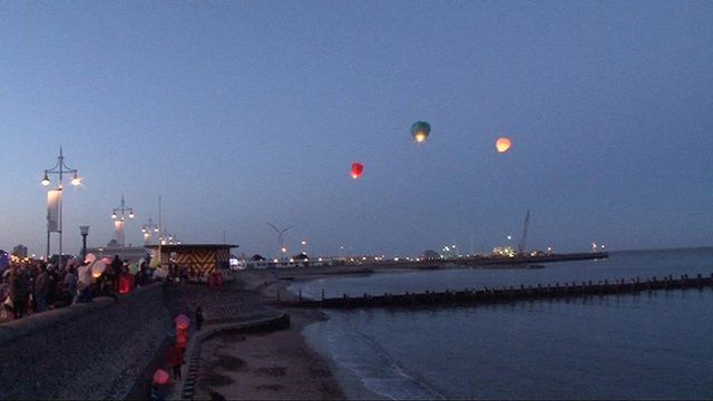 Lanterns released in Lowestoft in memory of Fiona Anderson and her family