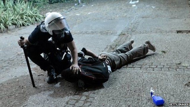 Policeman detains a demonstrator in Istanbul (4 June 2013)