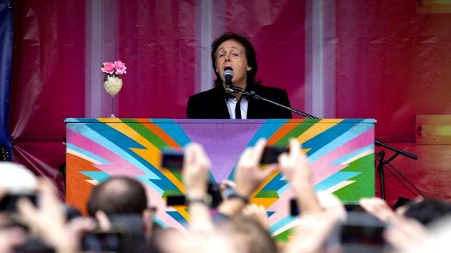 Paul McCartney plays in Covent Garden