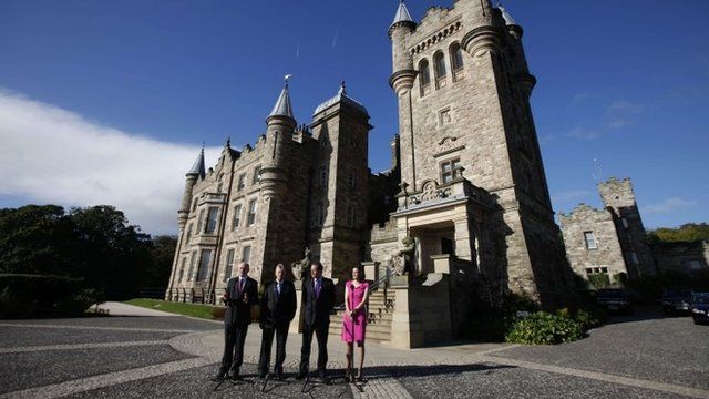 Northern Ireland's Secretary of State Theresa Villers (R), British Prime Minister David Cameron (2nd R), Northern Ireland"s First Minister Peter Robinson (2nd L) and deputy First Minister Martin McGuinness (L) pose for photographs after arriving at Stormont Castle in Belfast
