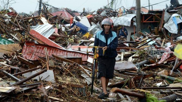 Typhoon Haiyan: Aftermath - a lone man