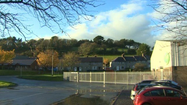 Y safle arfaethedig ar gyfer codi 366 o dai newydd ym Mangor