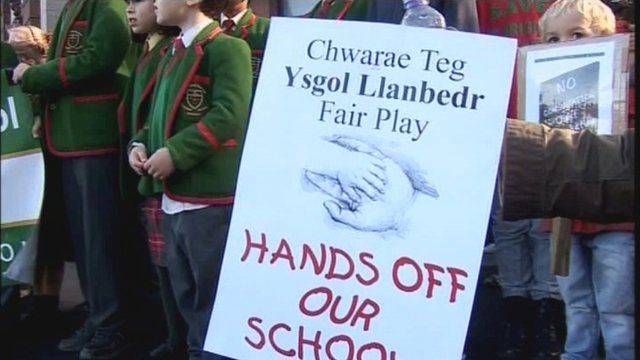 Protest yn erbyn cau Ysgol Llanbedr D.C.