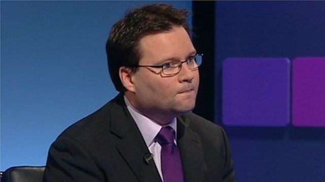 Gohebydd Iechyd y BBC Owain Clarke yn torri'r newyddion