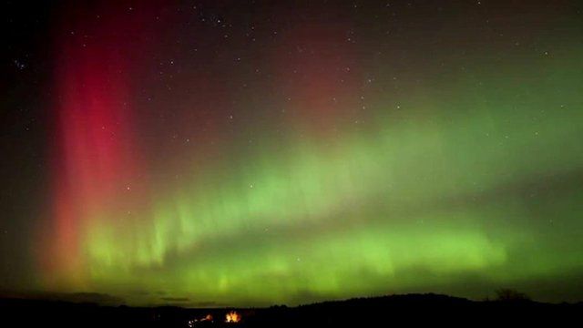 Watch the aurora borealis light show over Scotland - BBC News