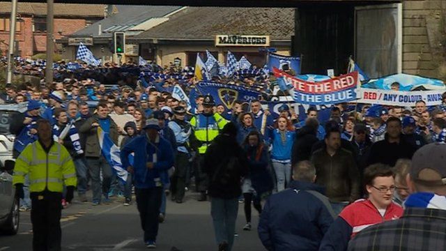 Cefnogwyr yn protestio