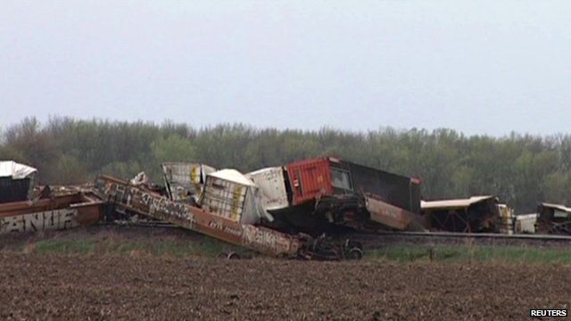 Storm blows train off tracks in Illinois