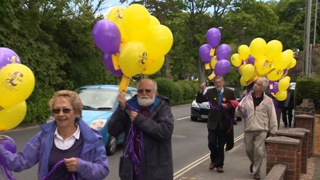 UKIP supporters carrying balloons