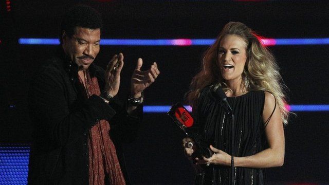 Lionel Richie presents Carrie Underwood with her award