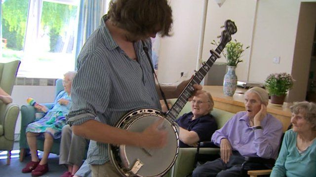 Banjo player at care home